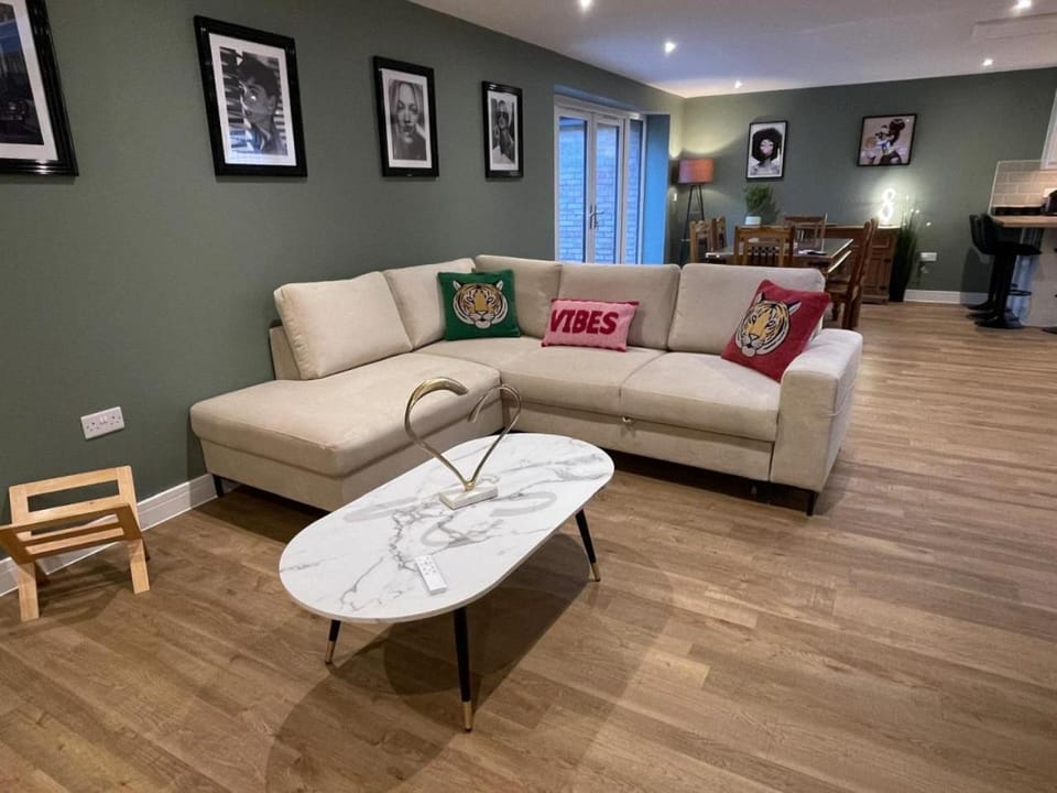 Stylish New Build 3-Bed House near Science Park House in Cambridge