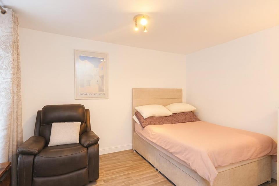 Modern Tiny Home - Ideal for Work Stays & Parking Apartment in England