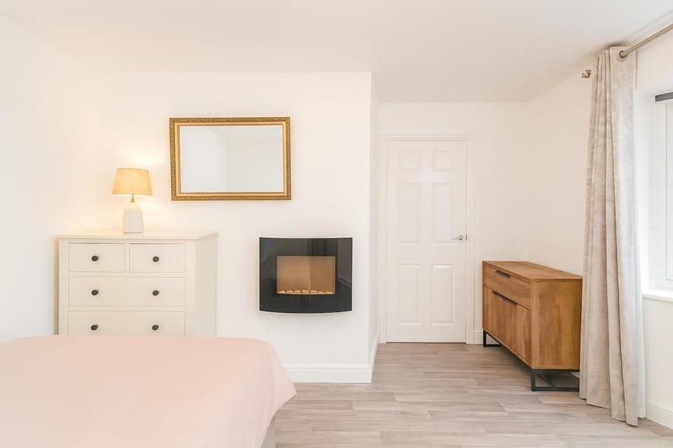 Modern Tiny Home - Ideal for Work Stays & Parking Apartment in England