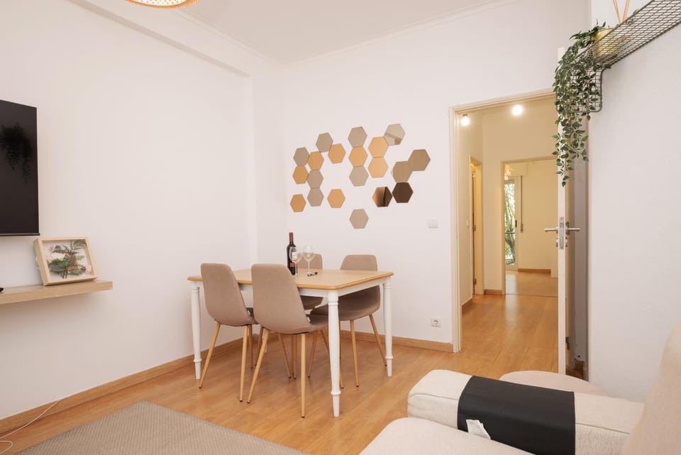 TV and multimedia, Living room, Seating area, Dining area