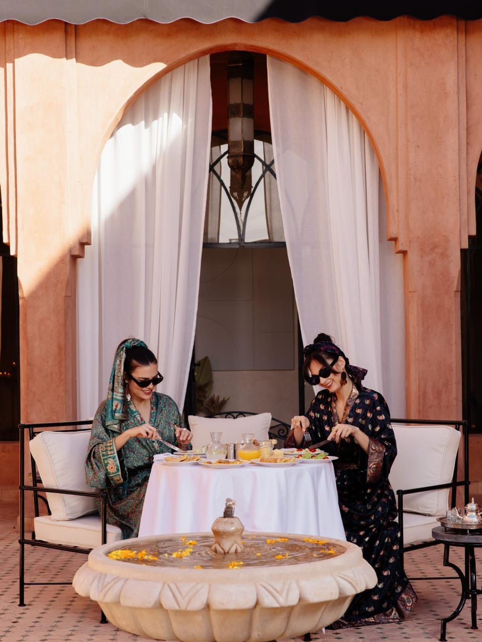 Food and drinks, Seating area, group of guests
