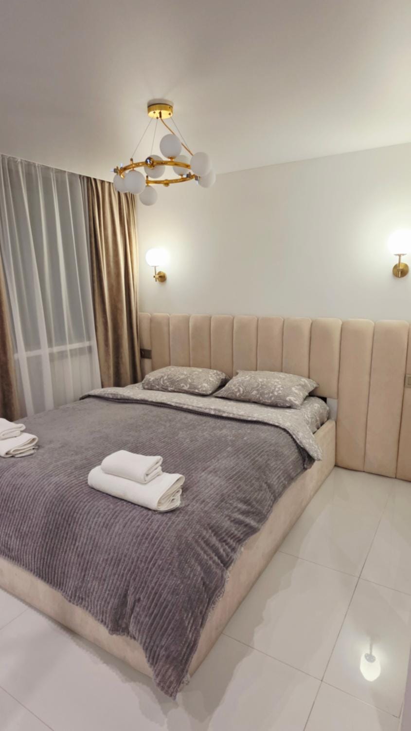 Bed, Photo of the whole room, Bedroom, towels