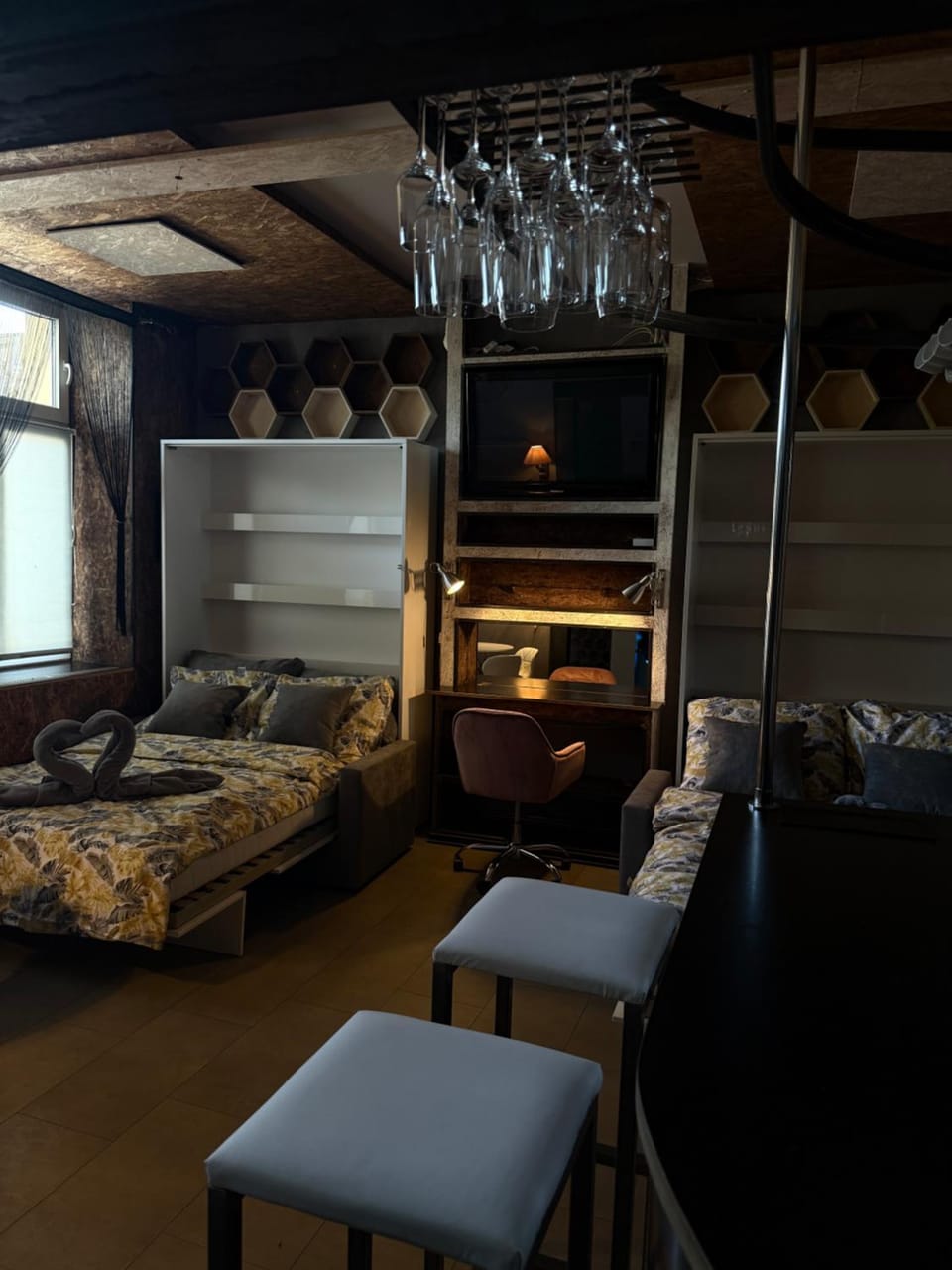 Bed, Seating area, Bedroom