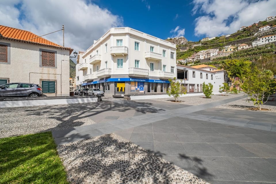 Property building, Facade/entrance, Off site