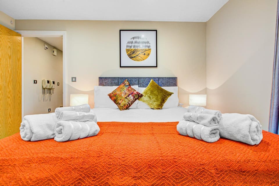 Bed, Bedroom, towels