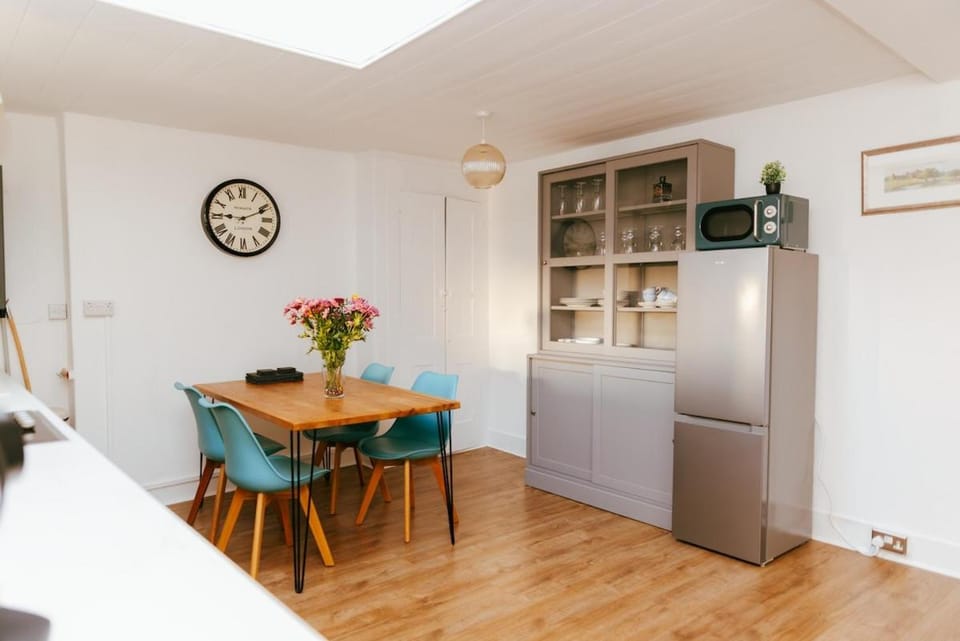 Kitchen or kitchenette, Dining area, oven, washing machine