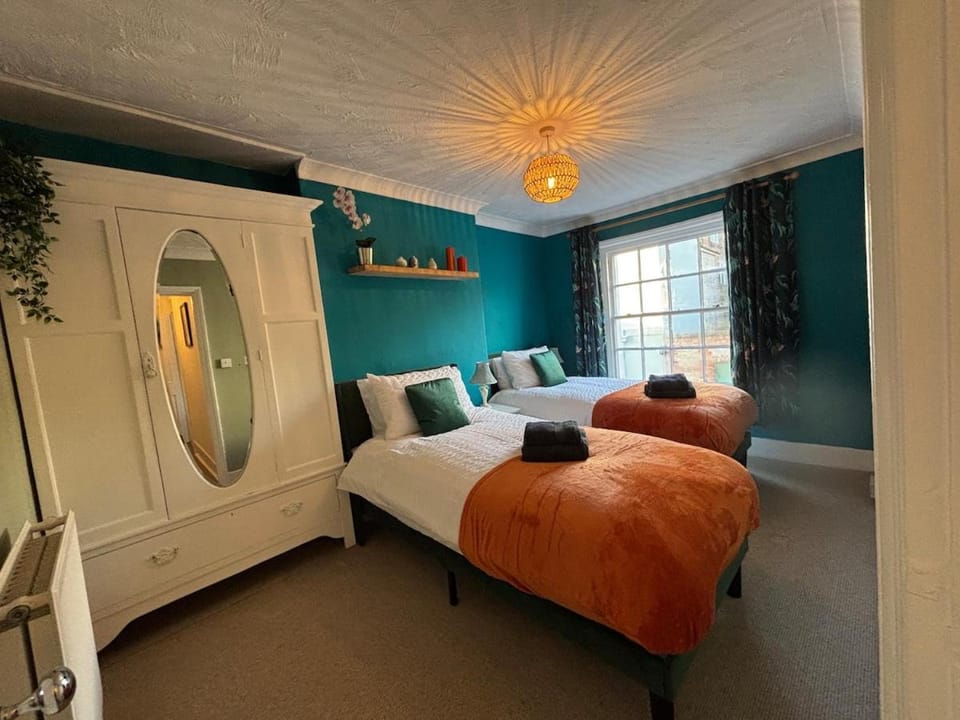 Bed, Photo of the whole room, Bedroom, heating, towels, wardrobe