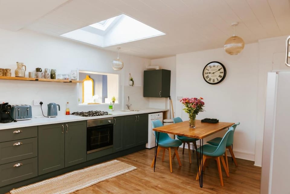 Kitchen or kitchenette, Dining area, oven, stove, toaster, washing machine