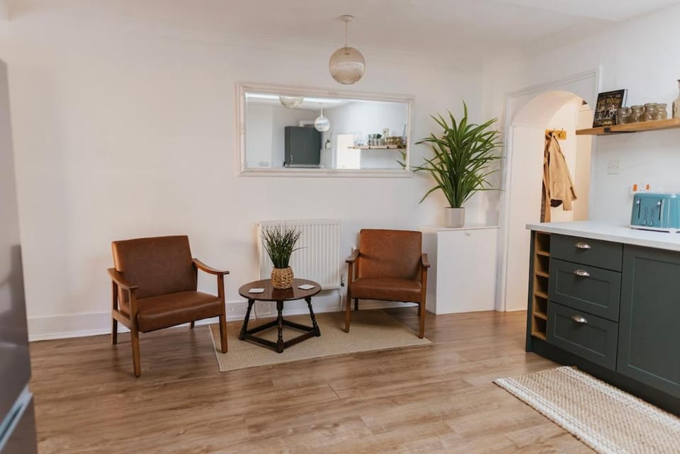 Kitchen or kitchenette, Seating area