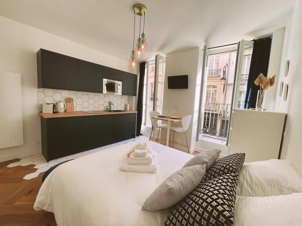 Bed, TV and multimedia, Kitchen or kitchenette, Photo of the whole room, Bedroom, towels