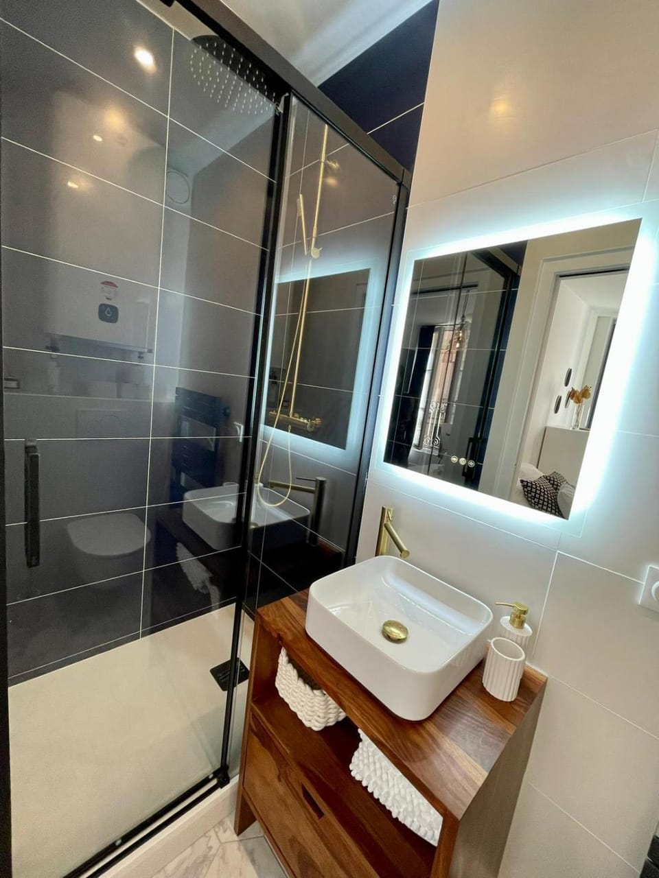 Shower, Toilet, Bathroom, towels