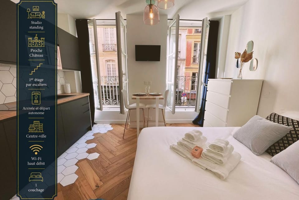 Bed, TV and multimedia, Photo of the whole room, Bedroom, towels