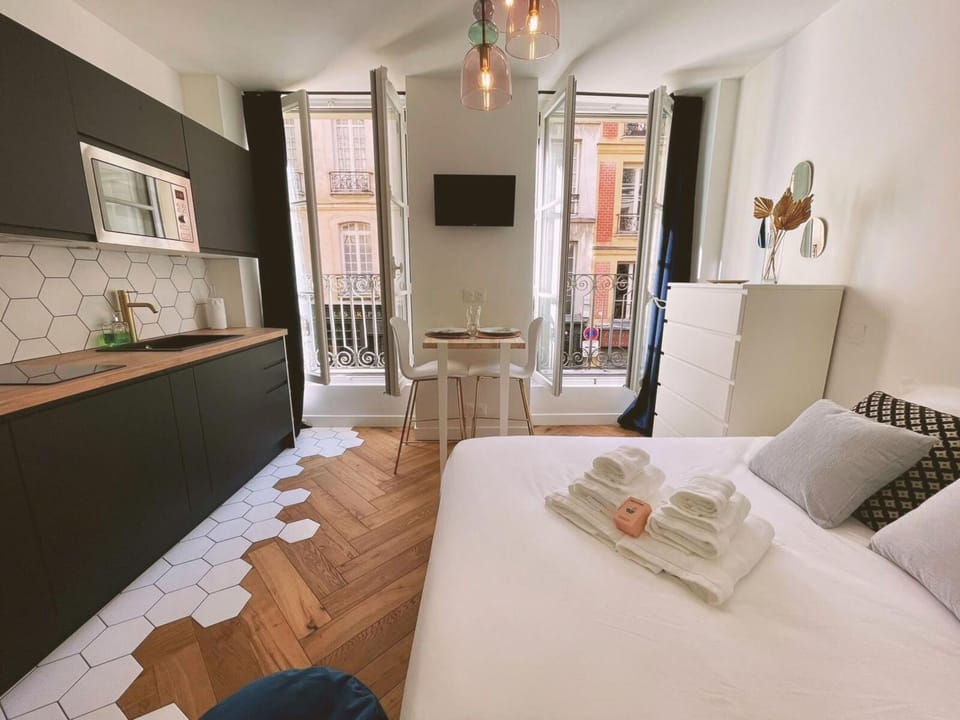 Bed, TV and multimedia, Living room, Photo of the whole room, Seating area, Dining area, Bedroom, towels