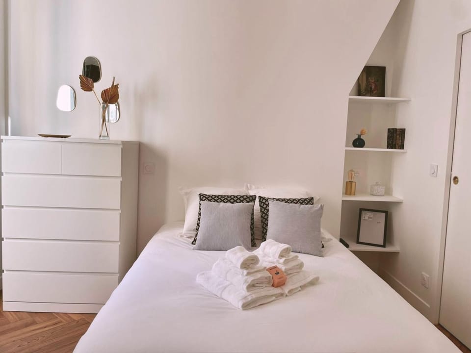 Bed, Photo of the whole room, Bedroom, towels