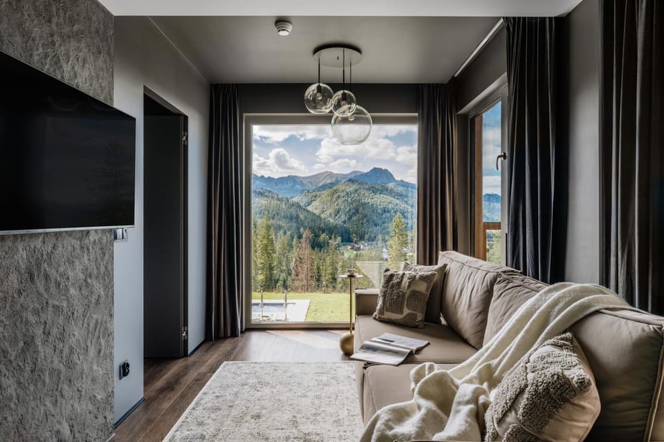 Natural landscape, TV and multimedia, Living room, Seating area, Evening entertainment, Mountain view