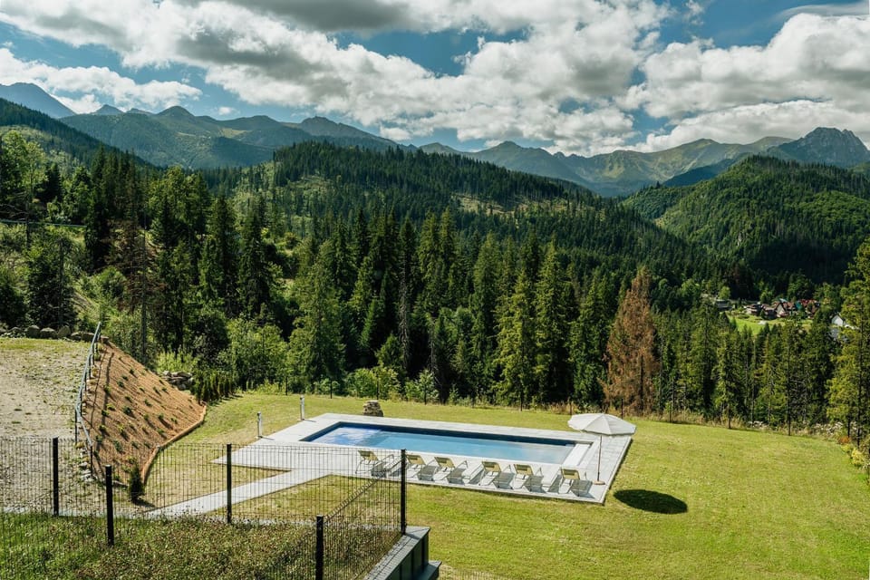 Nearby landmark, Spring, Day, Natural landscape, Mountain view, Pool view, Swimming pool, Swimming pool, sunbed
