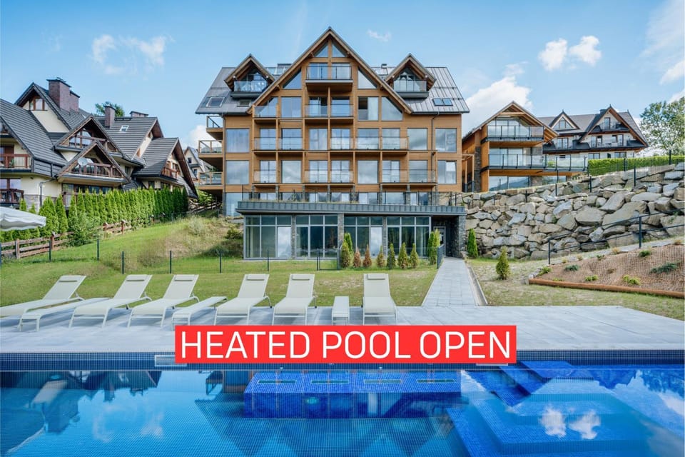 Property building, Day, Pool view, Swimming pool, sunbed