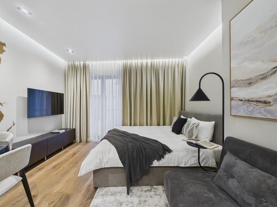 Bed, TV and multimedia, Photo of the whole room, Seating area, Bedroom