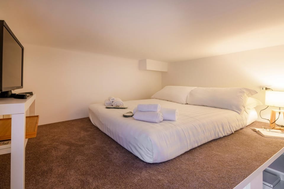 Bed, TV and multimedia, Photo of the whole room, Bedroom