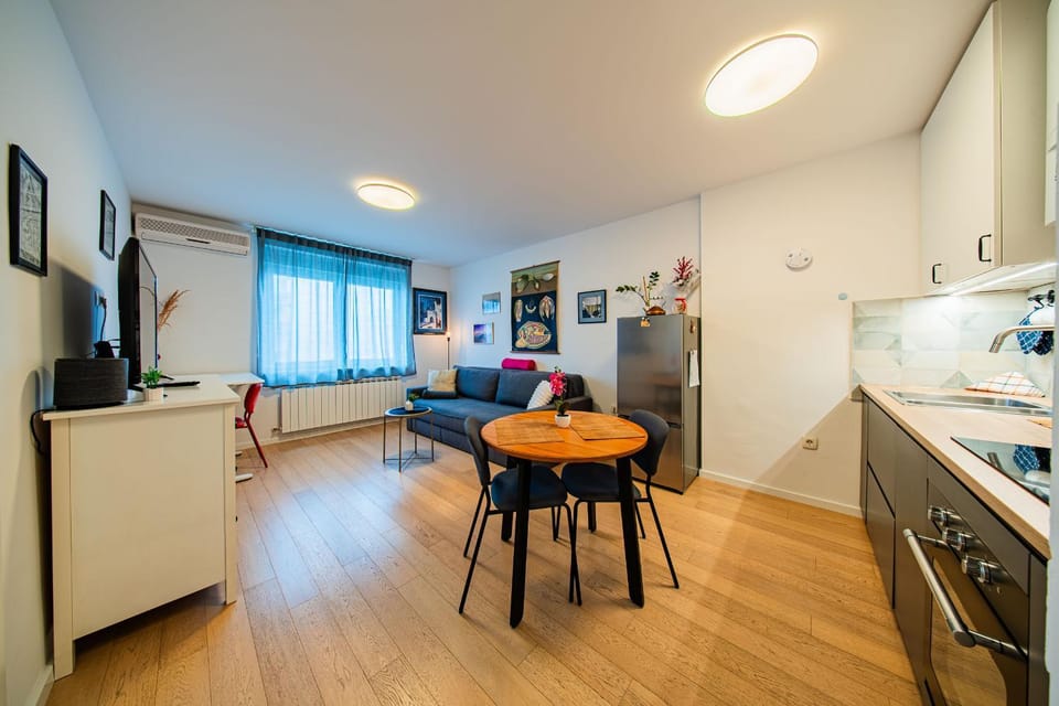 TV and multimedia, Seating area, Dining area, oven