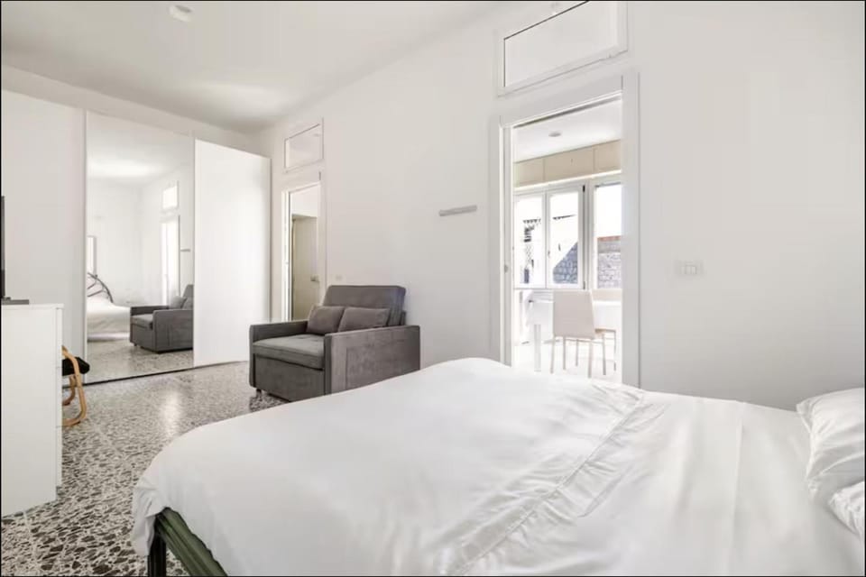 Bed, Photo of the whole room, Decorative detail, Bedroom