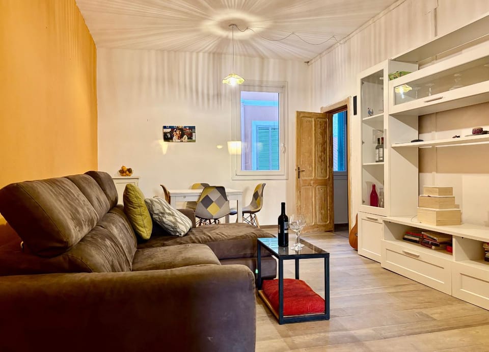 Photo of the whole room, Dining area, Lunch