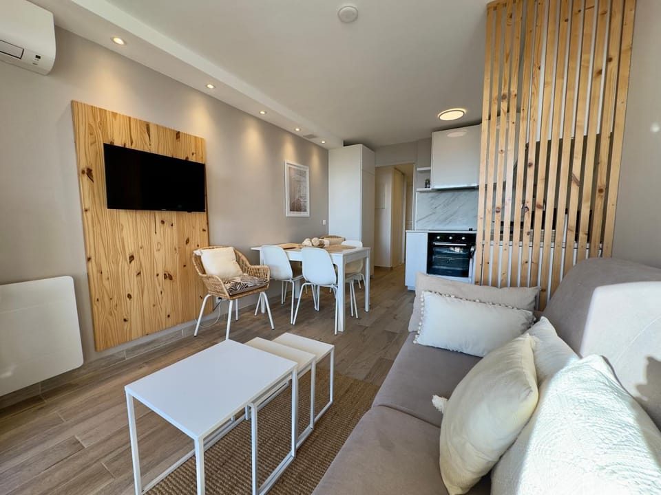 TV and multimedia, Kitchen or kitchenette, Living room, Dining area, air conditioner