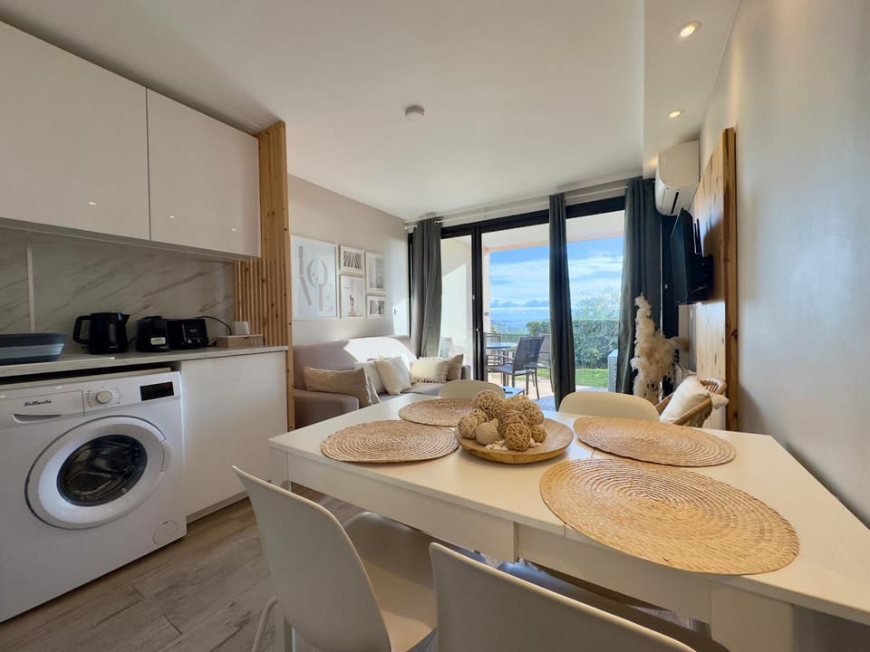Kitchen or kitchenette, Living room, Dining area, dishwasher, stove, toaster, washing machine