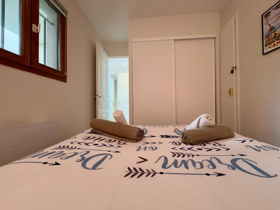 Bed, Photo of the whole room, Bedroom, towels, wardrobe