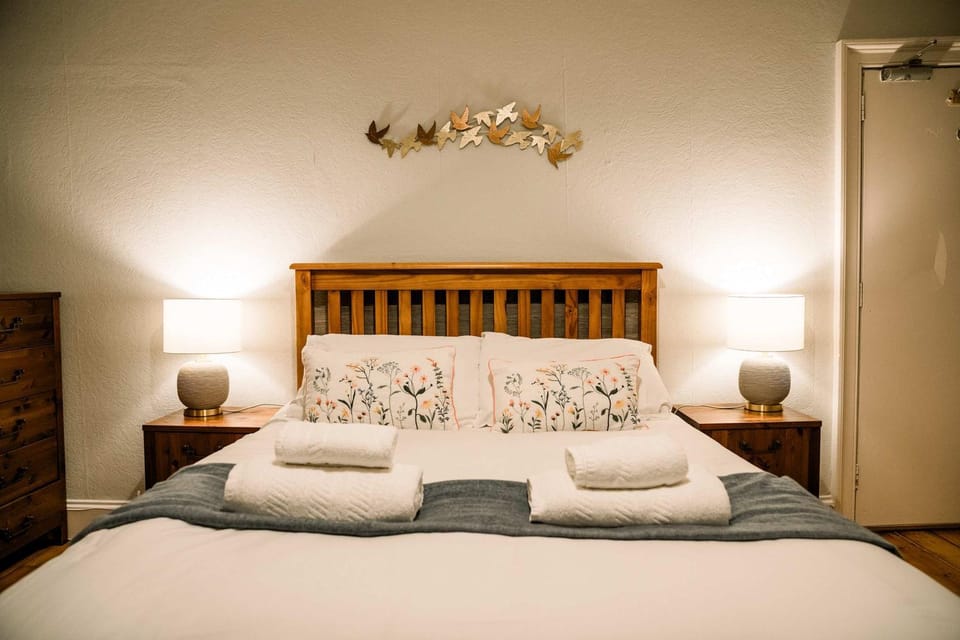 3 Bed Traditional Apartment on Picturesque Victoria St Apartment in Edinburgh