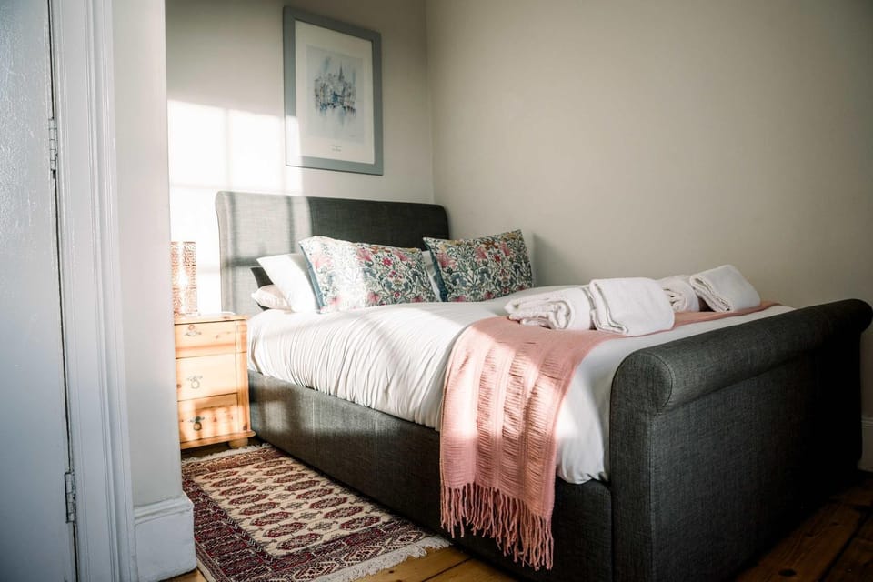 3 Bed Traditional Apartment on Picturesque Victoria St Apartment in Edinburgh