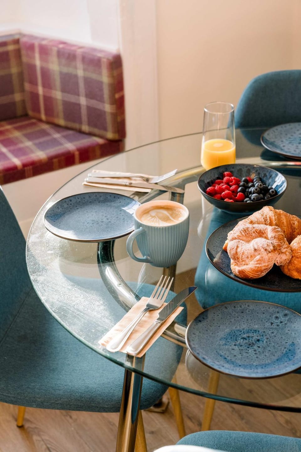 3 Bed Traditional Apartment on Picturesque Victoria St Apartment in Edinburgh