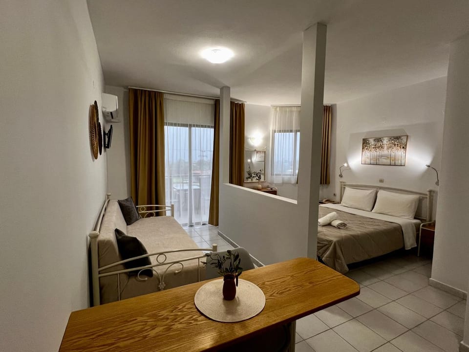 Bed, Living room, Photo of the whole room, Seating area, Bedroom, towels