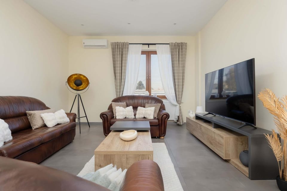 Communal lounge/ TV room, TV and multimedia, Living room, Seating area