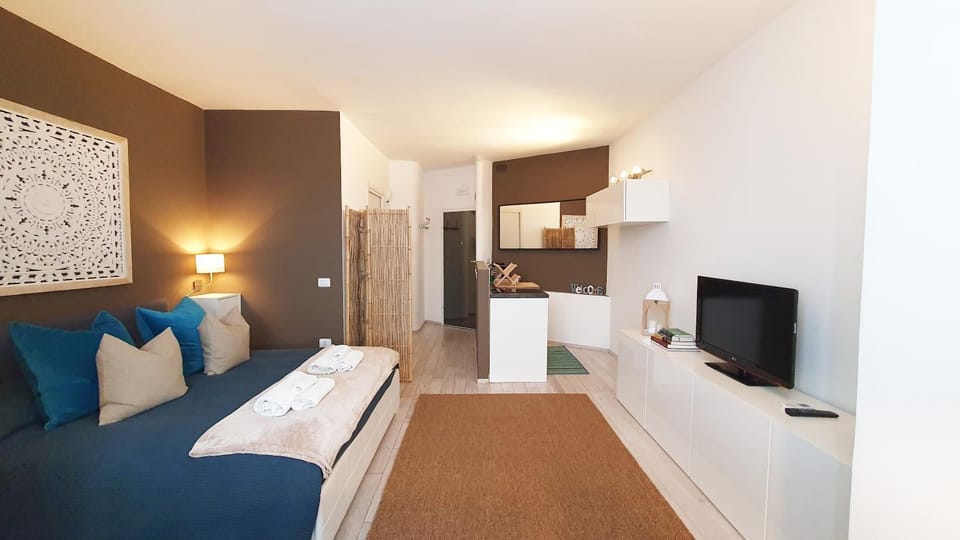Bed, TV and multimedia, Photo of the whole room, Bedroom