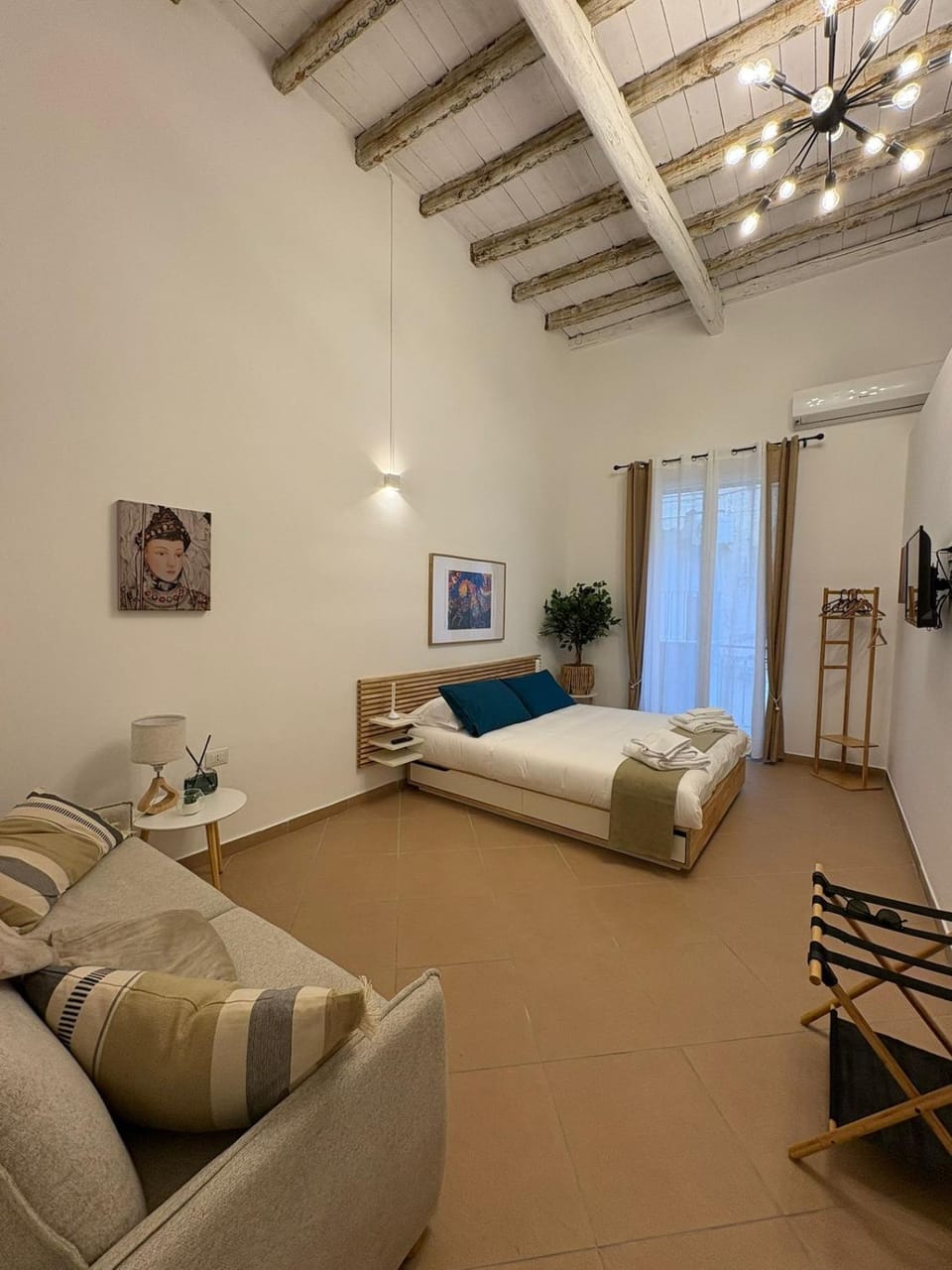 Photo of the whole room, Bedroom