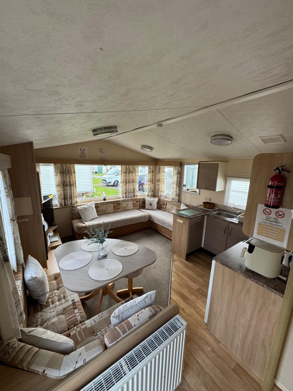 Kitchen or kitchenette, Living room, Seating area, Dining area