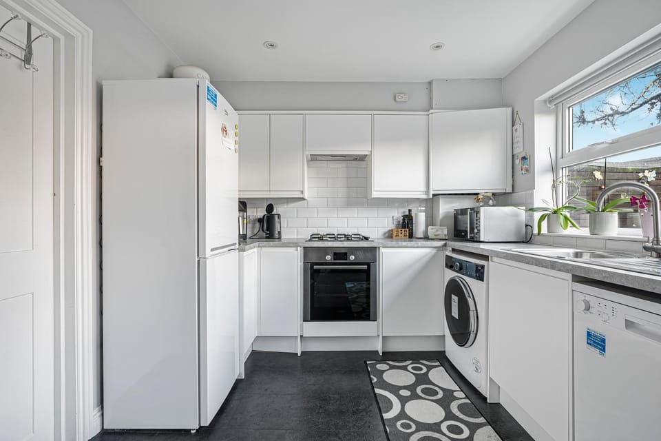 Spacious 3 Bedroom Home in London with Driveway Parking House in Southall