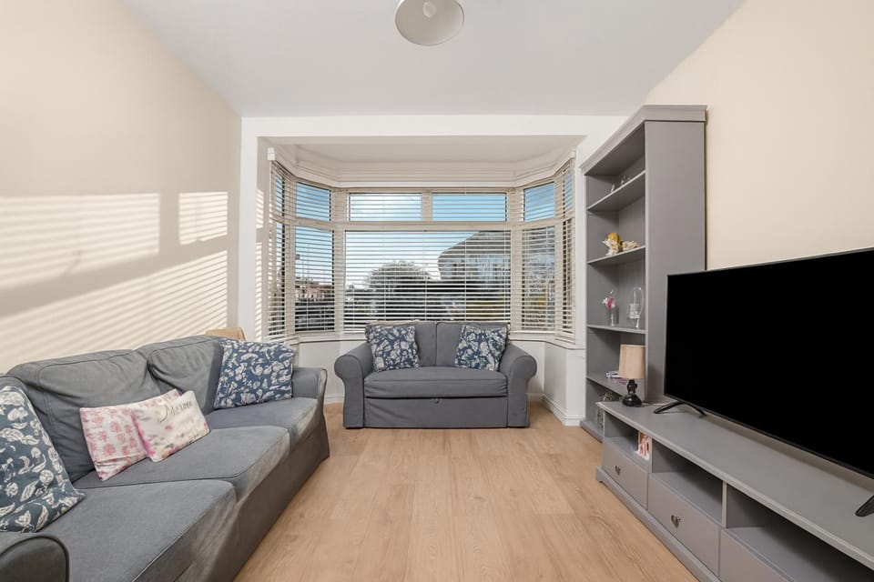 Spacious 3 Bedroom Home in London with Driveway Parking House in Southall