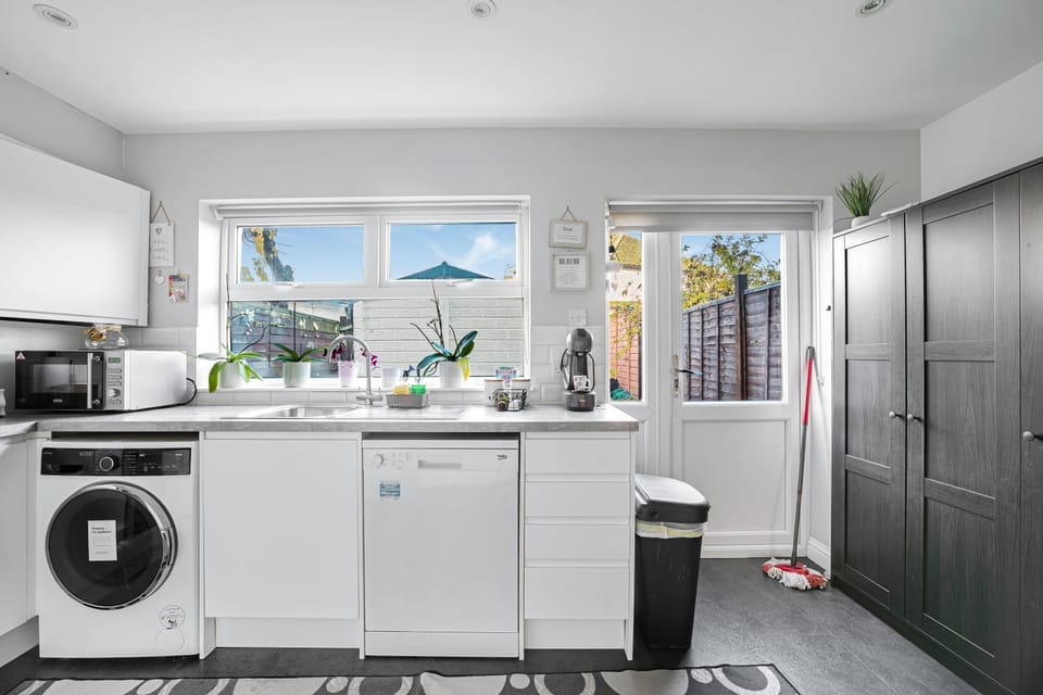 Spacious 3 Bedroom Home in London with Driveway Parking House in Southall