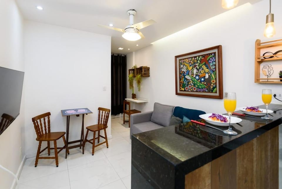 Apto em Copacabana a 400m da pra Apartment in Rio de Janeiro