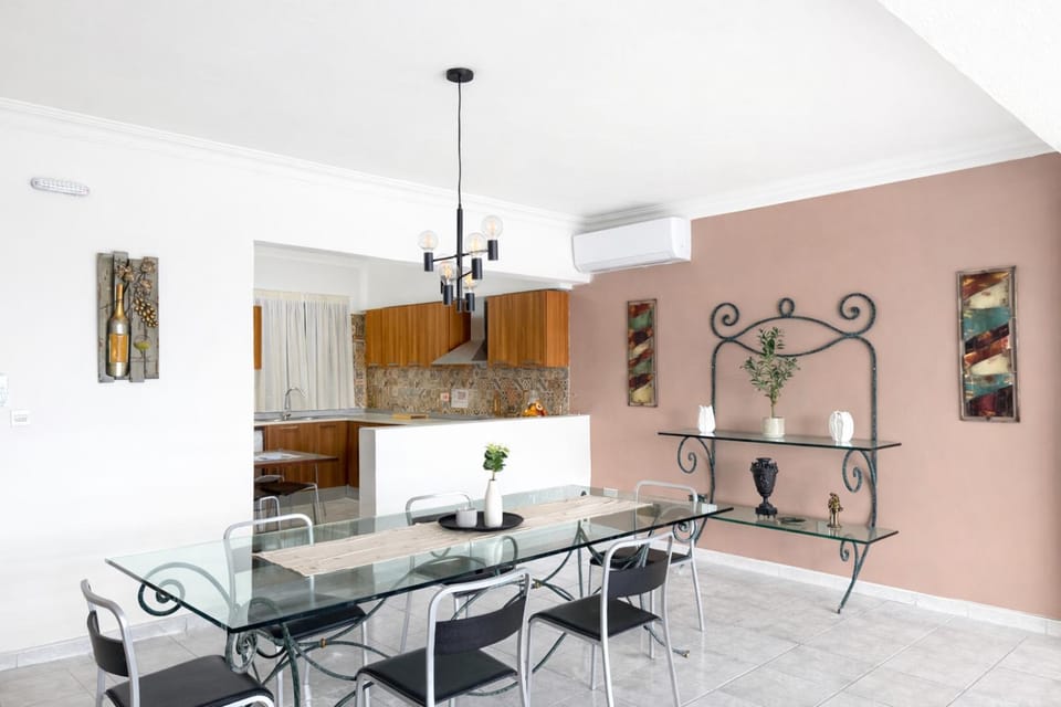 Dining area, kitchen