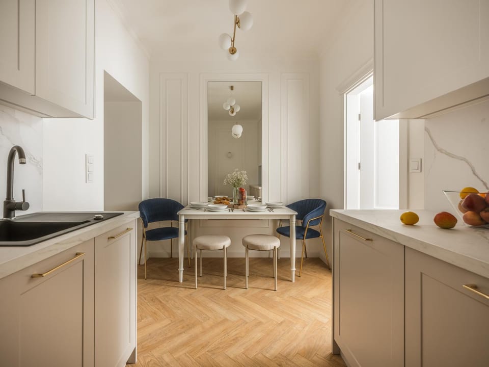 Kitchen or kitchenette, Dining area