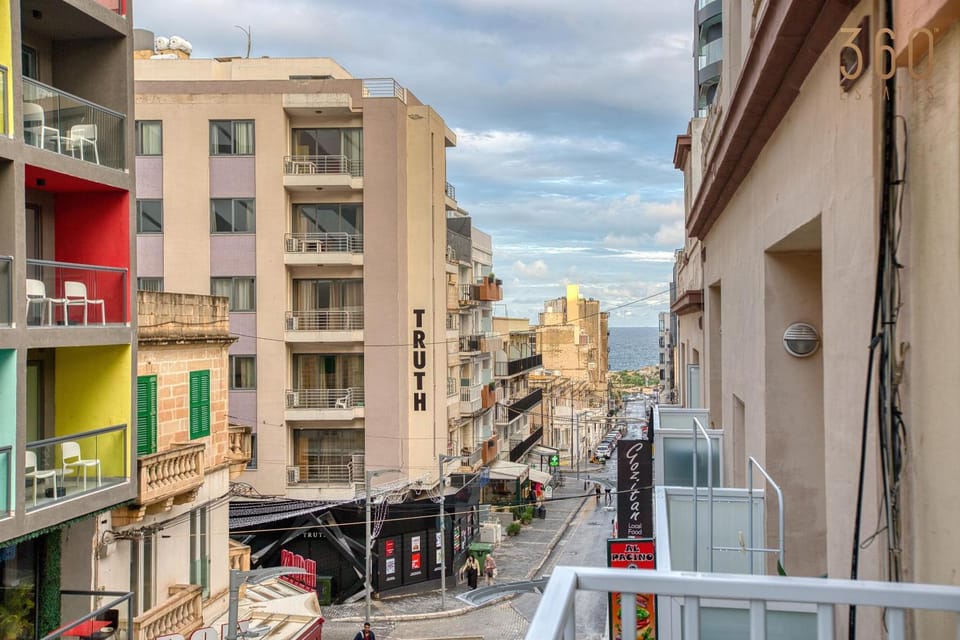 Property building, Day, Neighbourhood, City view, Street view, Location, Parking