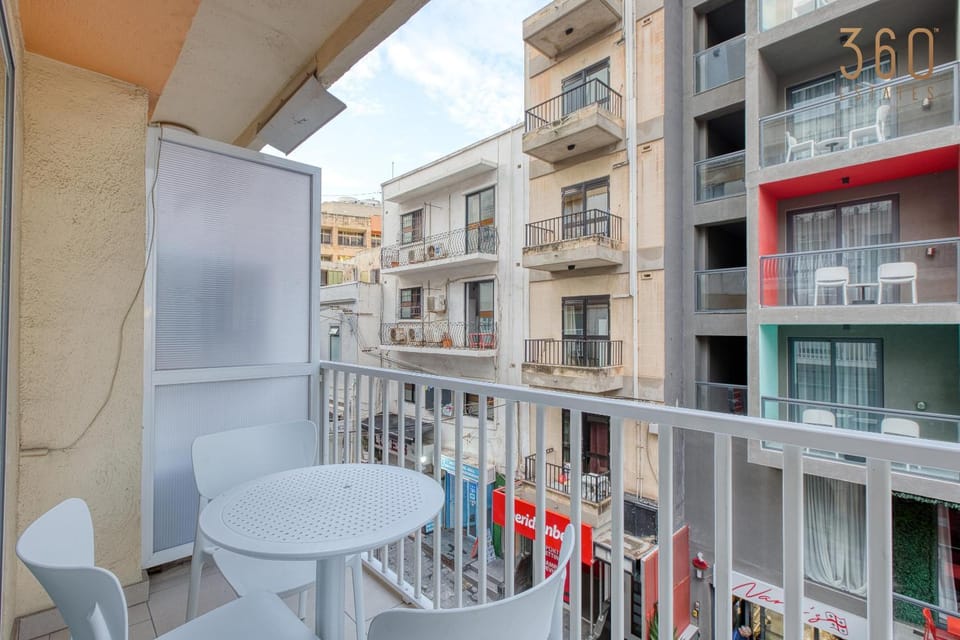 Property building, Patio, Day, View (from property/room), Balcony/Terrace, Dining area, City view