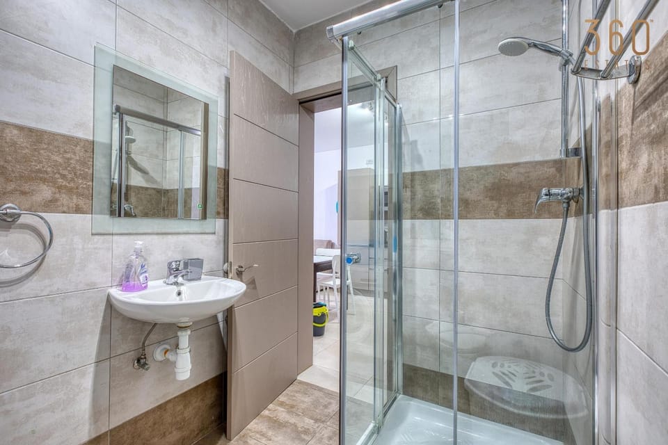 Shower, Toilet, Bathroom, Bath, towels