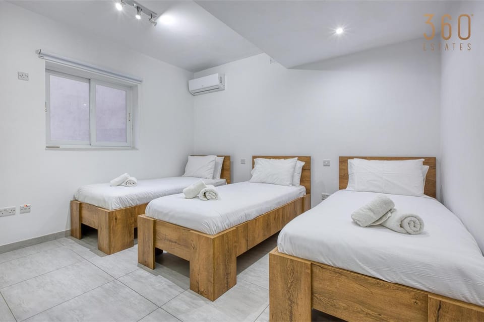 Bed, Photo of the whole room, Bedroom, towels, air conditioner