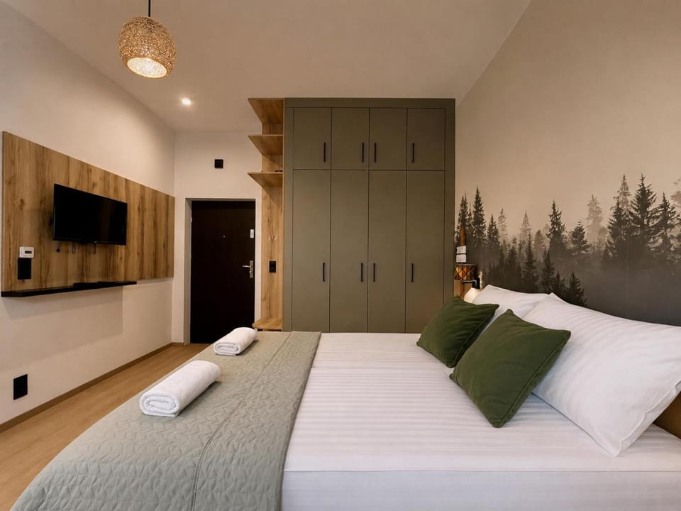 Bed, TV and multimedia, Bedroom, wardrobe