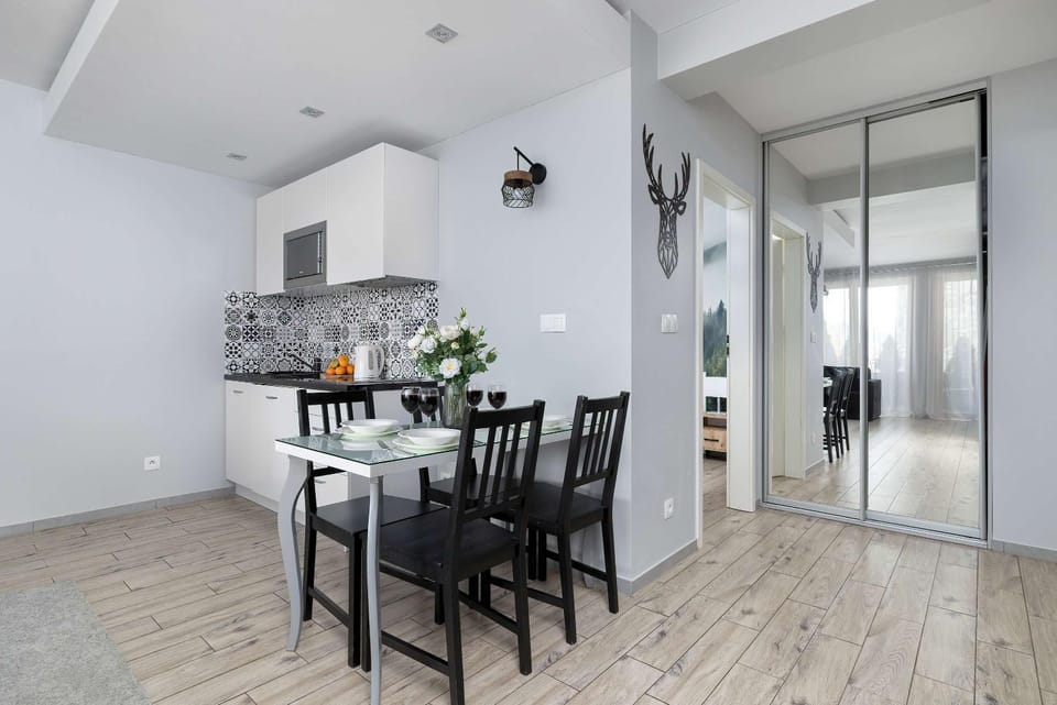 Kitchen or kitchenette, Dining area