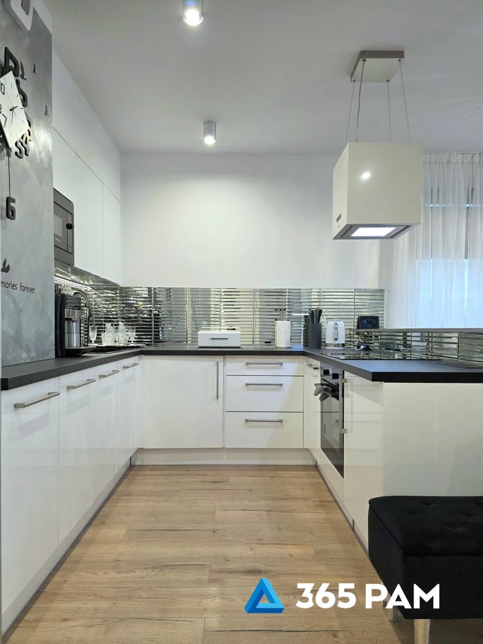 Kitchen or kitchenette, dishwasher, stove